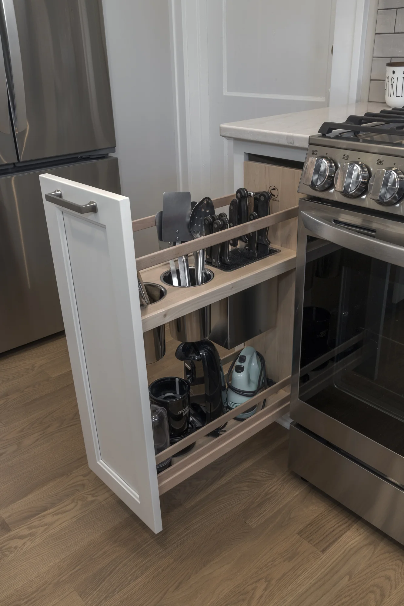 Narrow pull-out storage beside the range